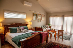Meander Retreat - The Green Room